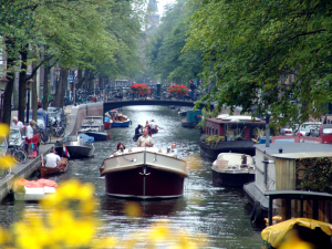 アムステルダム運河の家族が乗ったボート