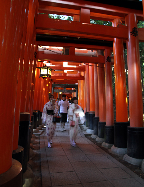 伏見稲荷・千本鳥居下の浴衣のムスメさんたち