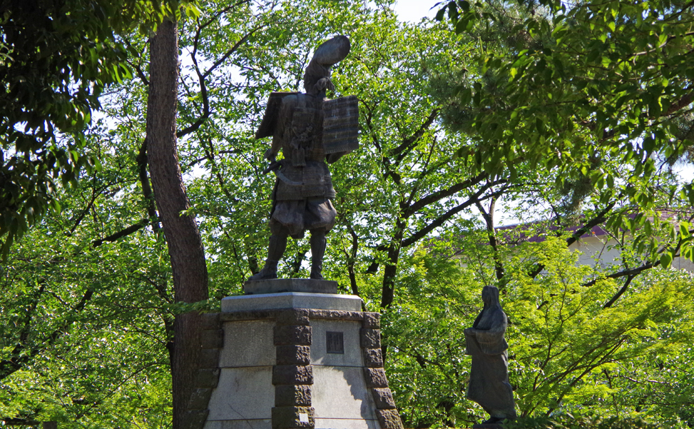 清州城の信長と濃姫の像